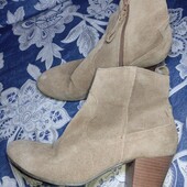 New look uk7/40 p світло-коричневі замшеві чобітки