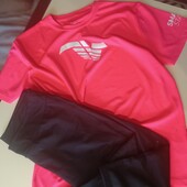 Яскравий спортивний костюм збірний