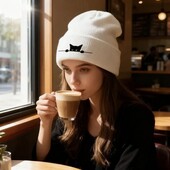 Стильна біла шапка з котиком — тепла, м’яка та дуже милa