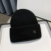 Елегантна жіноча шапка з логотипом — мінімалізм і тепло, колір чорний