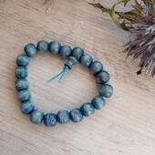 Блакитний браслет з намистинами ієрогрліфи