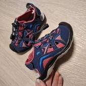 Красиві зручні босоніжки.