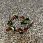 Металевий різдвяний вінок для свічки з листям дуба та червоними ягодами. Діаметр 14см.