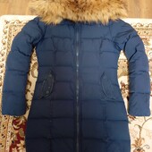 Теплий пуховик темно-синього кольору