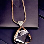 Жиночій, елегантний кулон.