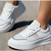 Кросівки жіночі