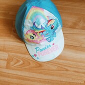 Яскрава фірмова бейсболка.