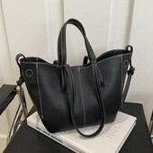 Стильна вмістка сумка в наявності