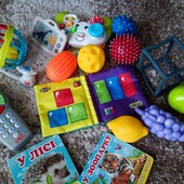 Лот іграшок для малюка