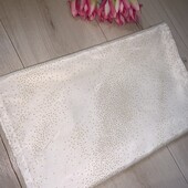 Тканинна доріжка на стіл з блискучими крапками.