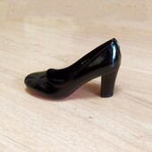 Черные туфли на каблучке р.38/24.5. Новые!