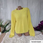 Яскравий светр ,сзаді на спині є молнія