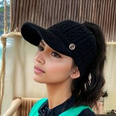 Шапка тепла зимова з отвором для хвоста