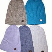 Симпатичная вязаная аккуратная шапка на флисе