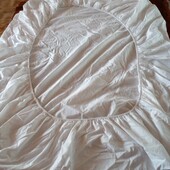 Белая простынь на резинке.