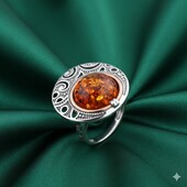 Стильна каблучка з золотою проволкою і бурштином 18,5