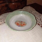 Старовинна прозора рельєфна порцеляна