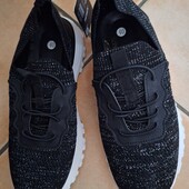 Новые легенькие блестящие кроссовки. Разм.40 Германия.