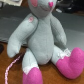 Мишка - це мила і приваблива текстильна іграшка.