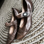 Кожаные снаружи и внутри туфли 39 размера на невысоком каблуке на липучках