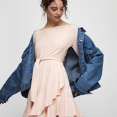 Пудровое платье с рюшем рюшами воланом zara pull&bear