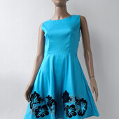 Вишукане блакитне плаття прикрашене аплікацією 42 розмір (36 євророзмір).
