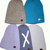 Симпатичная вязаная аккуратная шапка на флисе