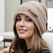 Зимова жіноча шапка