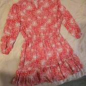 Красива червона сукня