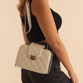 Біла сумочка кросбоді.