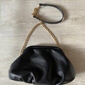 Стильная черная сумка на цепочке