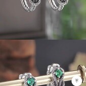 Маленькі дитячі сережки з зеленим камінцем.