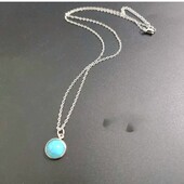 Симпатичний ланцюжок з блакитним підвісом.