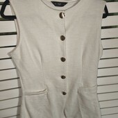 Гарний молочний жилет з золотими гудзиками f&f uk12