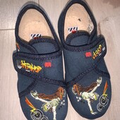 Дитячі капці .Відмінний стан,устілка 16см.