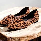 Жіночі замшеві туфлі балетки з леопардовим принтом.