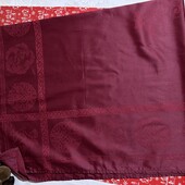 Бордова скатертина