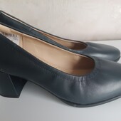 Шкіряні туфлі на підборах у кольорі navy р.6 uk