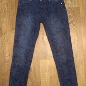 Фирменные джинсы, как новые. с принтом цветы