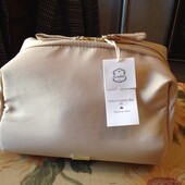 Большая, лёгкая, вместительная косметичка.