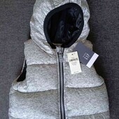 Gap брендовая теплая стёганая жилетка с капюшоном на малечу от 0/6 месяцев