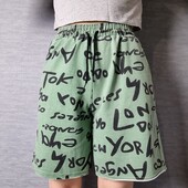 Зелені жіночі шорти з принтом з написів