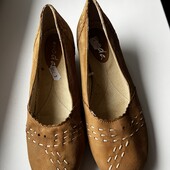 Замшевые, внутри кожаные мягкие туфли без следов носки 38 р на маленьком каблуке