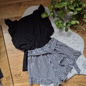 Прекрасний костюмчик з рюшами