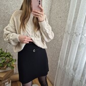 Чорна, щільна спідничка з акцентом , базова річ ❤️