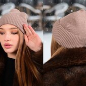 Шапка в кольорі темний беж