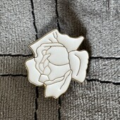 Пін значок металевий Троянда біла з емаллю