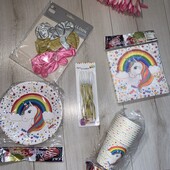 Святковий дитячий посуд з шарами і свічками.