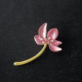 Одна брошка на выбор