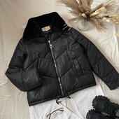 Красива курточка з хутряним комірцем у чорному кольорі